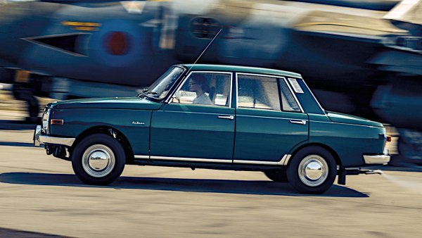 Първият Wartburg е построен в Айзенах (по-късно част от Източна Германия) през 1898 година!  Най-известният модел на запад е 353, продаван в няколко страни като Knight. Обикновено задвижван от трицилиндров, двутактов двигател, той е представен през 1966 година и ктуализиран девет години по-късно, въпреки че външният му вид почти не мръдва.

Подобно на Trabant 601, 353 получава четиритактов двигател на Volkswagen към края на живота си. Но обединението на Германия дава достъп до истински автомобили. И марката приключва.
Продаван като седан, комби или пикап, 353 дори участва в кръг от Световния рали шампионат чак през 1993 година и дори не е последен във Финландия.